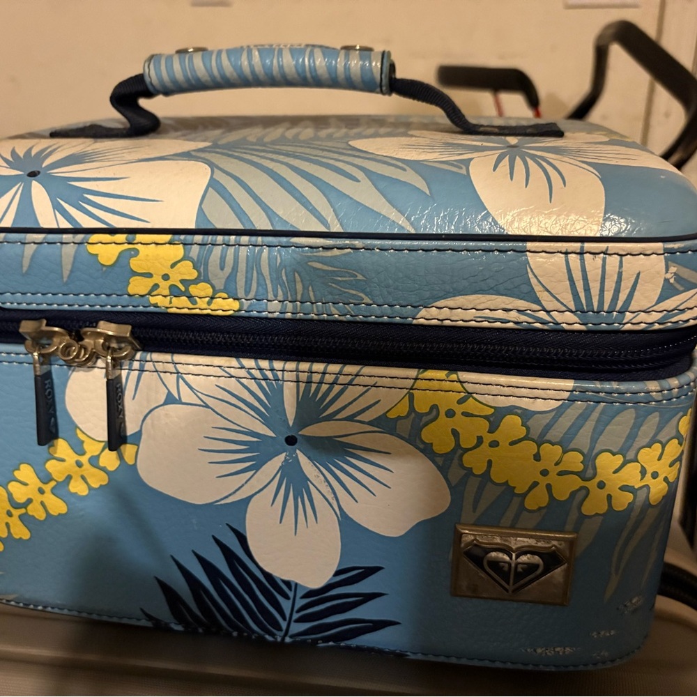 Roxy Tropical Blue and White Floral Train Case